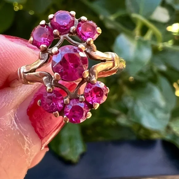 VINTAGE ART DECO SOLID 10K YELLOW GOLD SYNTHETIC RUBY CLUSTER COCKTAIL RING - Picture 4 of 16